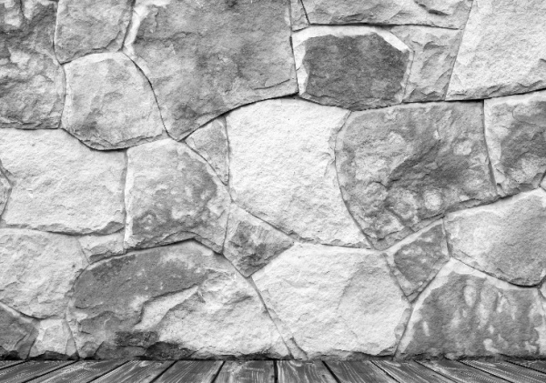 стена из камня и пол из досок